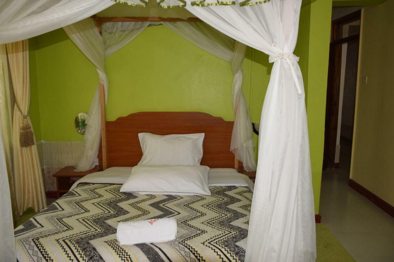 Yaris Guest House Елдорет Екстериор снимка