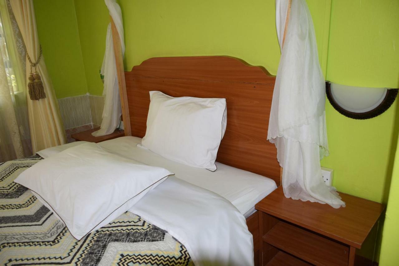 Yaris Guest House Елдорет Екстериор снимка